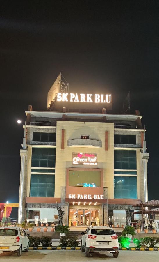 Sk Park Blu Hotell Sonipat Exteriör bild
